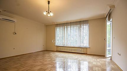 Floor of a house with a small yard and a garage in the Iztok quarter