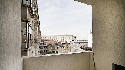 Луксозен и просторен двустаен апартамент на метри от метростанция Сердика.