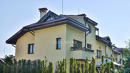 Къща в затворен комплекс с чудесна панорама в Бояна
