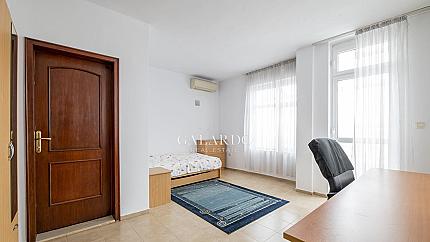 Furnished multi-room apartment on two levels in Hippodrome