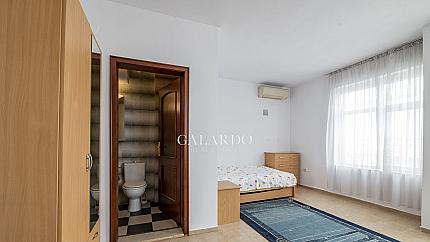 Furnished multi-room apartment on two levels in Hippodrome