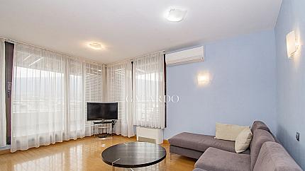 Sunny apartment with two bedrooms and a garage in a gated complex, Krustova Vada quarter