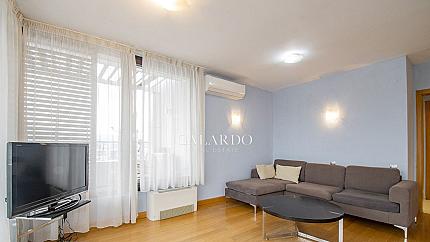 Sunny apartment with two bedrooms and a garage in a gated complex, Krustova Vada quarter
