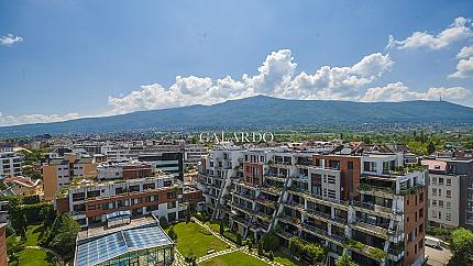 Sunny apartment with three bedrooms and a garage in a gated complex, Krustova Vada quarter