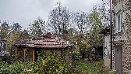 Двуетажна къща с двор на тиха улица в Овча купел