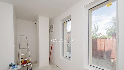 Sunny three-room apartment with its own yard next to Ovcha Kupel park