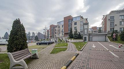 Тристаен апартамент със страхотна тераса в сграда на бул.България