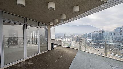 Тристаен апартамент със страхотна тераса в сграда на бул.България