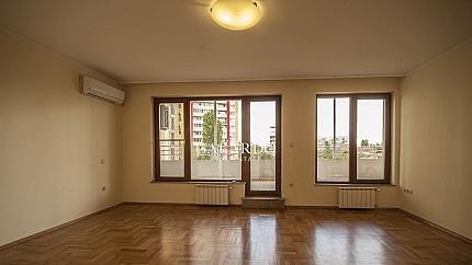 A spacious apartment with three bedrooms and a wonderful terrace in the Iztok district