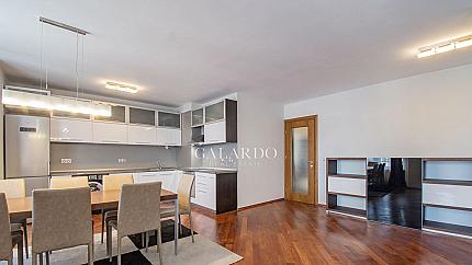 Spacious four-room apartment next to South Park