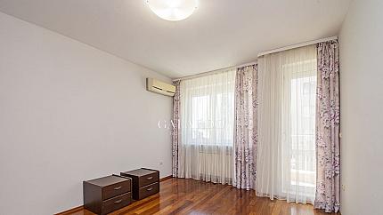 Spacious four-room apartment next to South Park