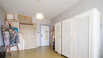 Three-room apartment in Nadezhda district