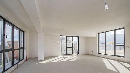 Panoramic apartment with terraces in a new building