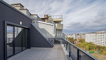 Panoramic apartment with terraces in a new building