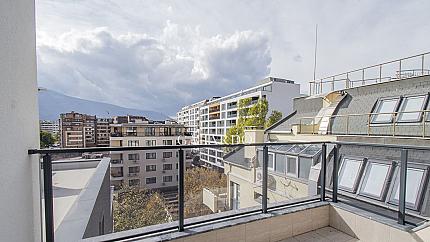 Panoramic apartment with terraces in a new building