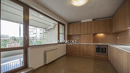 A spacious apartment with three bedrooms and a wonderful terrace in the Iztok district