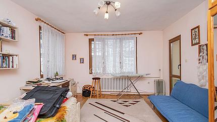 Триетажна къща с голям двор непосредствено до Ботаническата градина