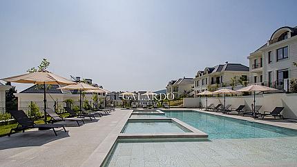 Modern two-bedroom apartment furnished "turnkey" in a luxurious gated complex