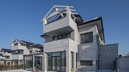 Functional single-family house with a yard in a gated complex in Kv. Dragalevtsi