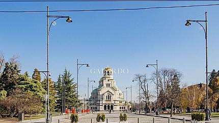 Ценен имот на метри от катедрала Св. Александър Невски