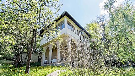 House with a large yard right next to the Botanical Garden