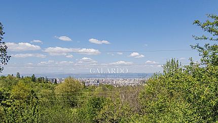Attractive plot of land next to the Botanical Garden