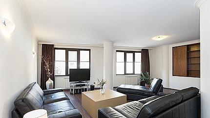 Lovely two bedroom apartment with a parking space next to the National Assembly Square