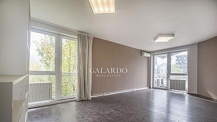 Просторен четиристаен апартамент на бул. България