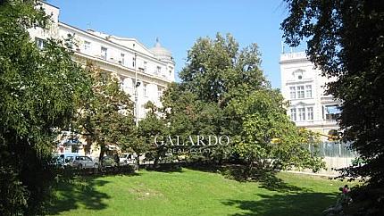 Wonderful office next to Crystal Garden