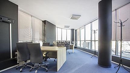 Spacious, bright office near the Paradise Mall with terrace