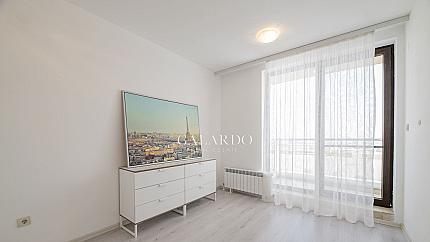 Тристаен апартамент за продажба в затворен комплекс в кв. Симеоново