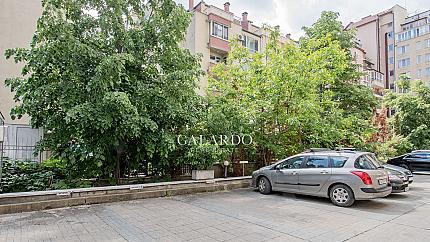 Spacious apartment in a representative building