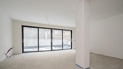 Spacious turnkey ground floor maisonette in a new boutique building
