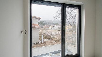 Spacious turnkey ground floor maisonette in a new boutique building