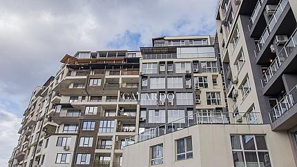 Spacious two-bedroom penthouse next to THE MALL, Poligona district