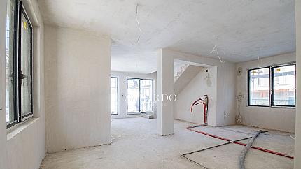 Многостаен южен апартамент със собствена градина, кв. Кръстова вада