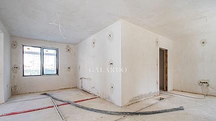 Многостаен южен апартамент със собствена градина, кв. Кръстова вада
