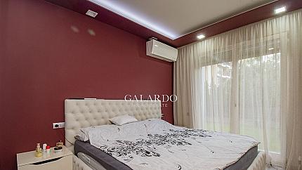 Luxuriously furnished apartment with 3 bedrooms and a large private yard in the Flora Garden complex