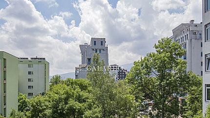 Търговско помещение в административна сграда