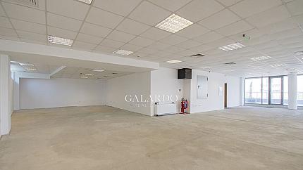 Spacious office in a luxury office building in the district. Druzhba 2