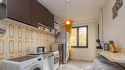 Sunny apartment on a quiet and green street close to Bulgaria metro station