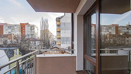 Просторен тристаен апартамент в центъра на София
