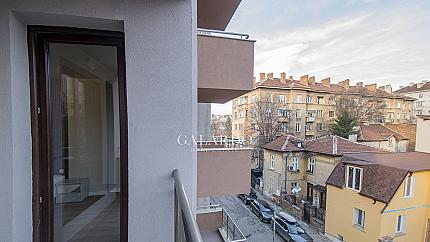 Слънчев и светъл тристаен апартамент в центъра на София