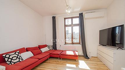 Просторен слънчев апартамент с две спални в идеален център на София