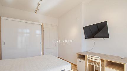 Просторен слънчев апартамент с две спални в идеален център на София