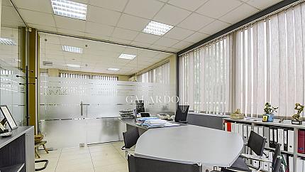Обзаведен офис в търговски център на бул.Сливница