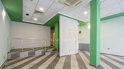 Офис с витрина, на партерно ниво