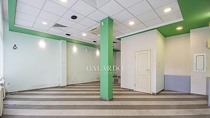 Офис с витрина, на партерно ниво