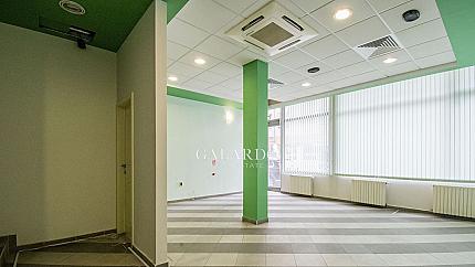 Офис с витрина, на партерно ниво