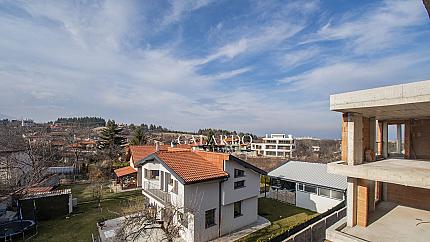 Къща с двор и красиви гледки